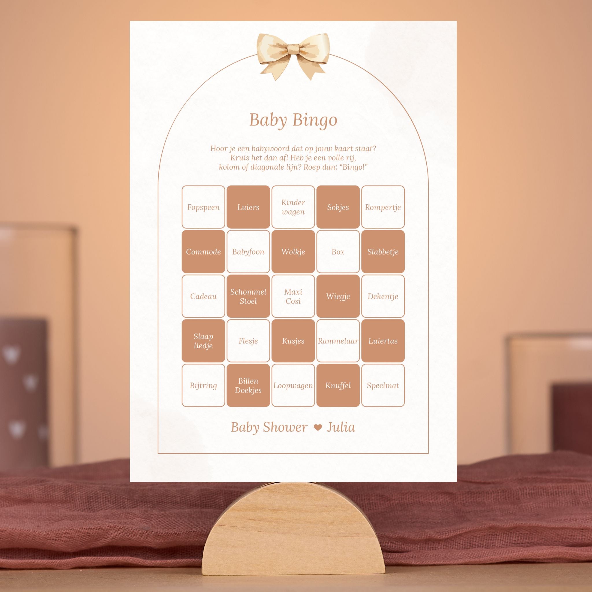 Boho babyshower spelkaart Baby Bingo met beige tinten en strik, gepersonaliseerd met naam – sfeervolle setting – Studio Miron